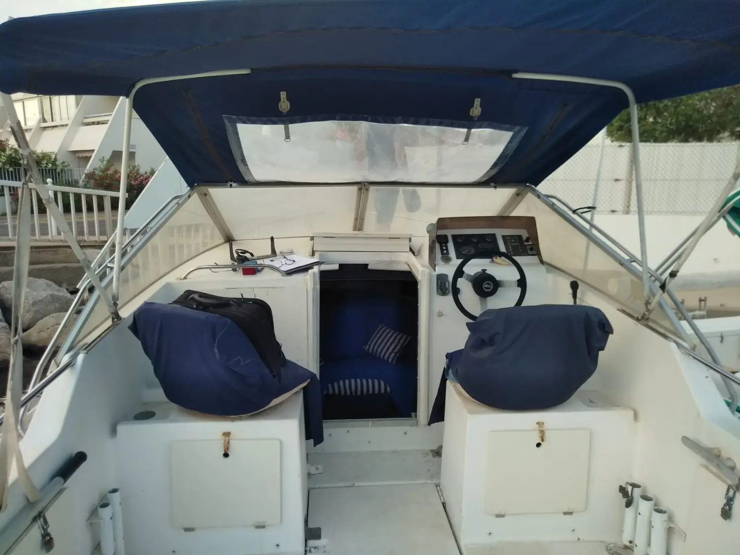 Jeanneau Skanes 750 — Cockpit avec poste de pilotage, sièges protégés et accès à la cabine.