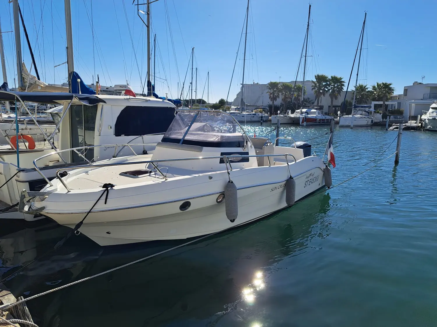 Pacific Craft 815 SC — Bateau à moteur blanc amarré dans une marina, vu de trois quarts.