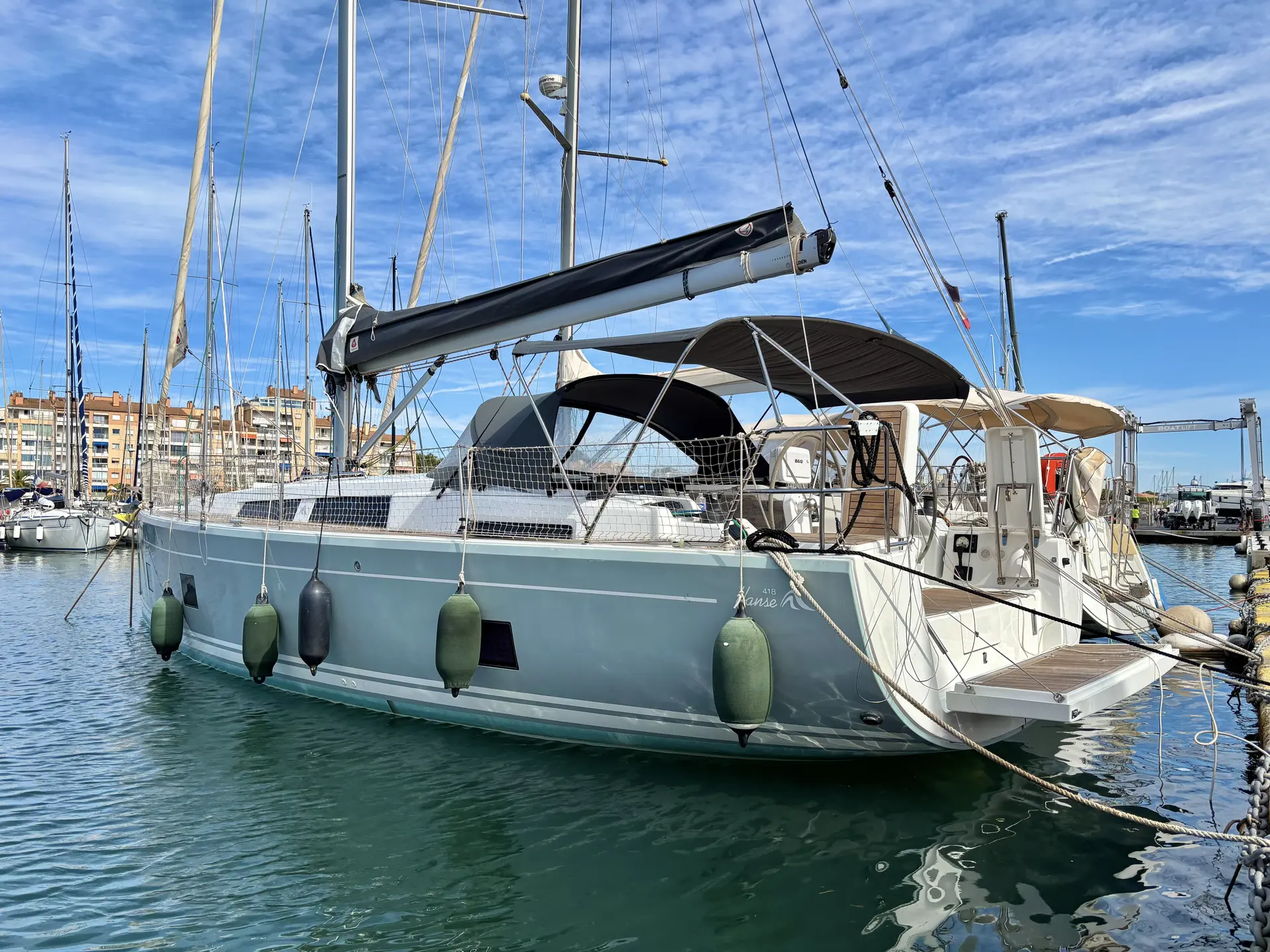 Hanse 418 — Voilier amarré vu de trois quarts arrière dans un port de plaisance.