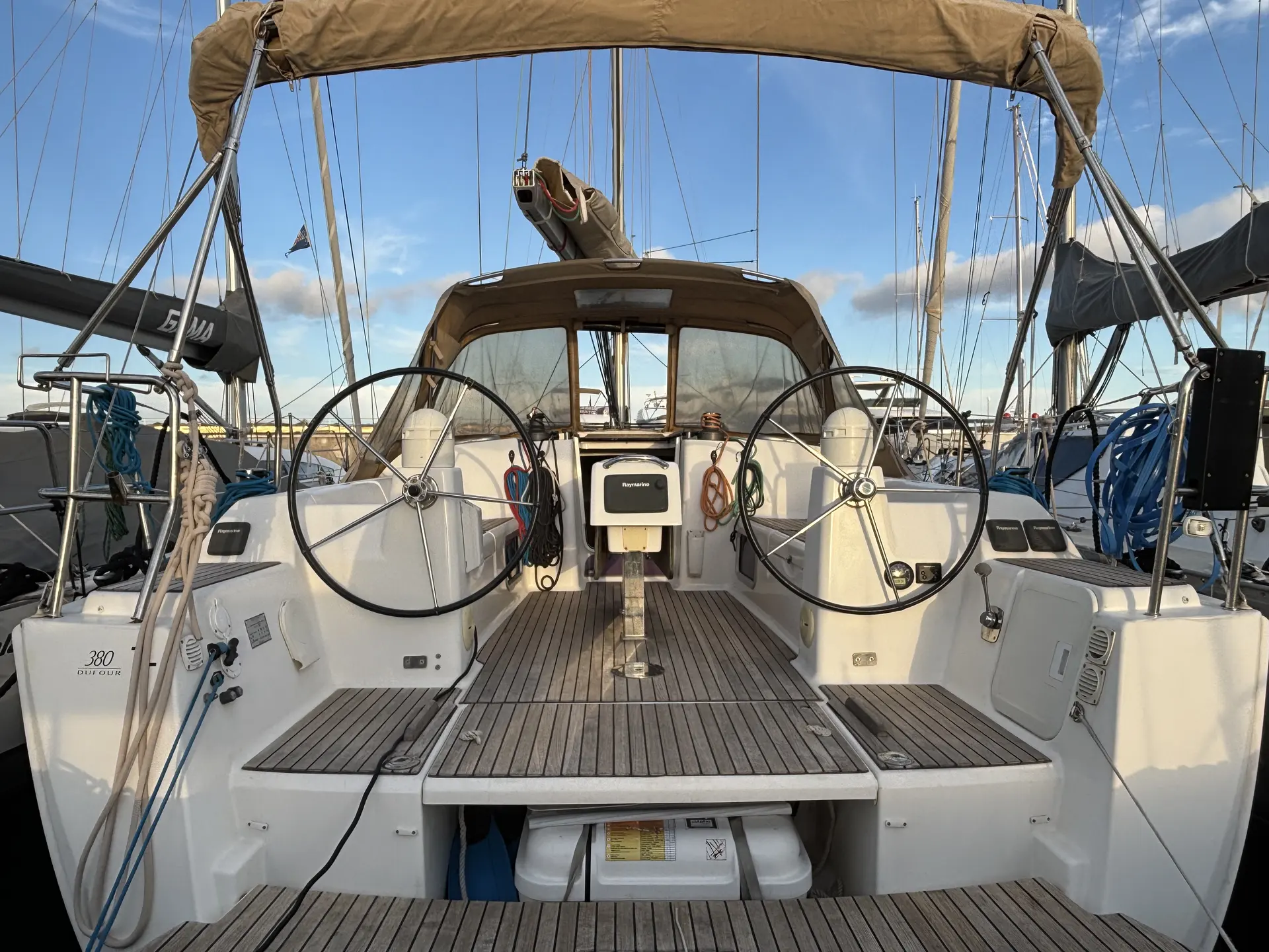 Dufour 380 — Cockpit arrière d’un voilier équipé de deux postes de barre et d’une capote.