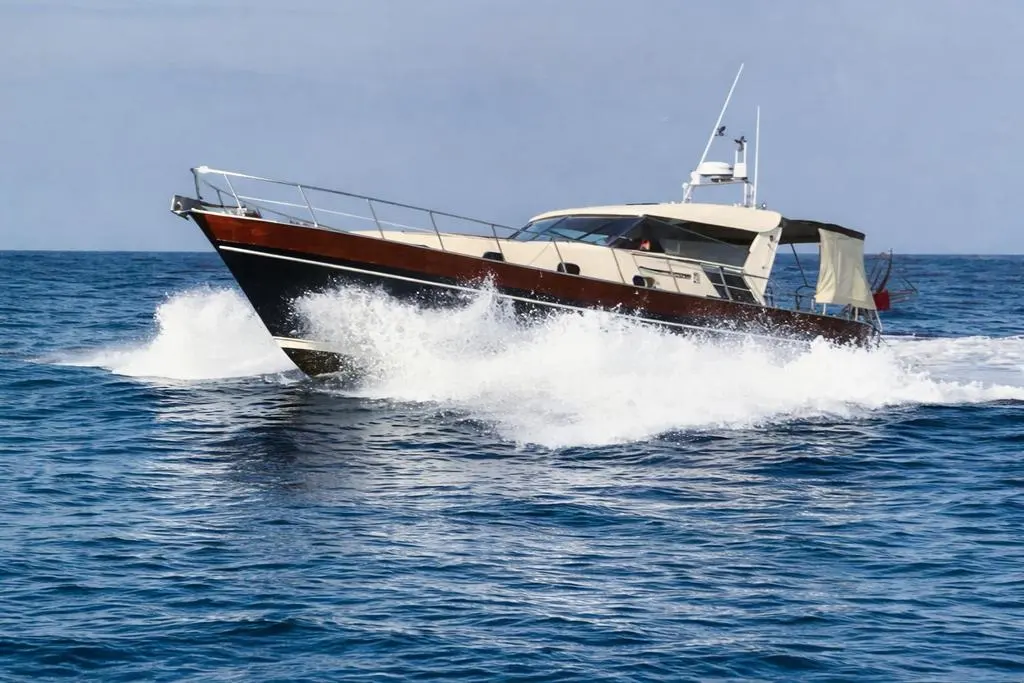 Apreamare 12 — Bateau à moteur vu de trois quarts en navigation sur une mer agitée.
