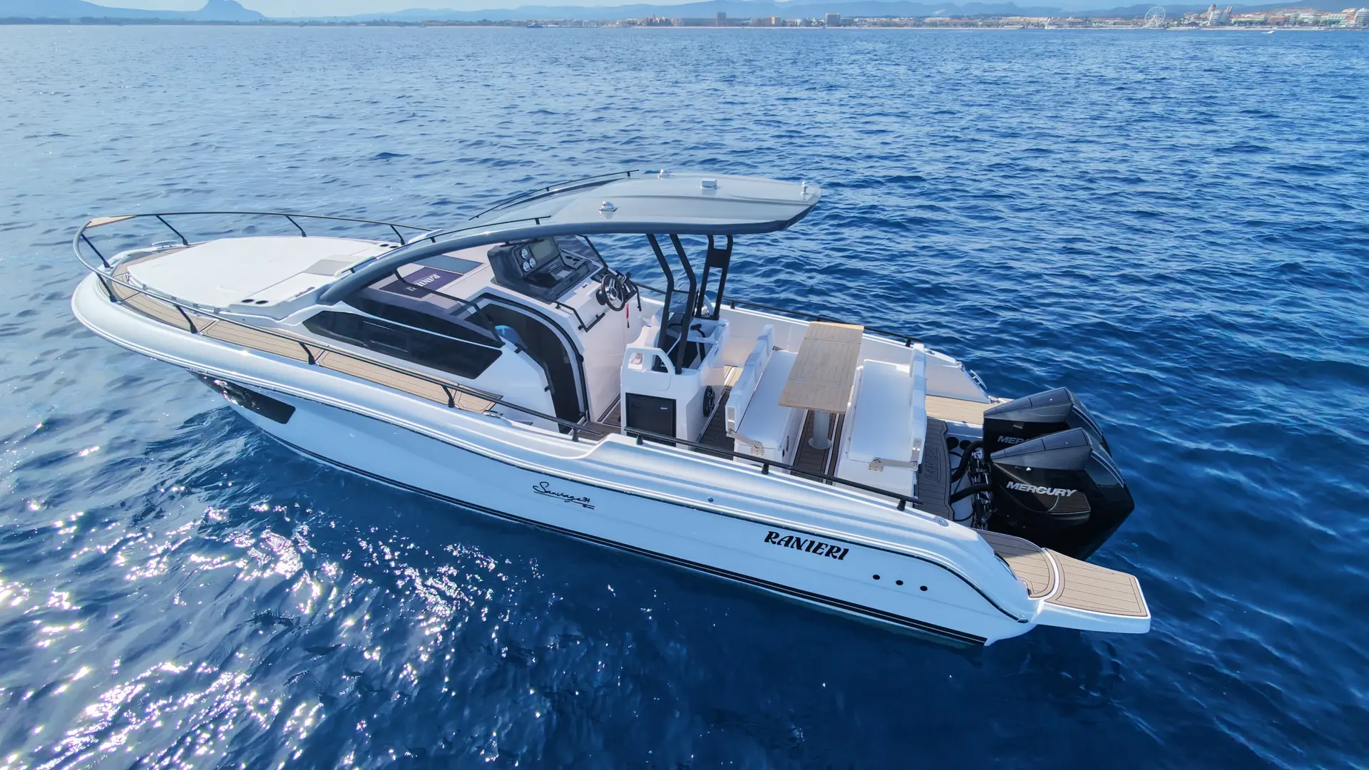 Ranieri Sauvage 34 Spider — Bateau à moteur blanc vu de trois quarts, équipé de deux moteurs hors-bord.