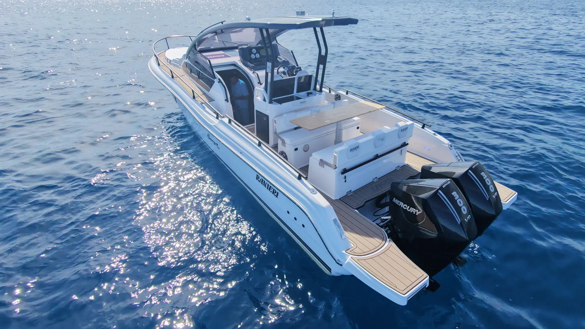 Ranieri Sauvage 34 Spider — Bateau à moteur vu de trois quarts arrière, équipé de deux moteurs hors-bord, en mer.