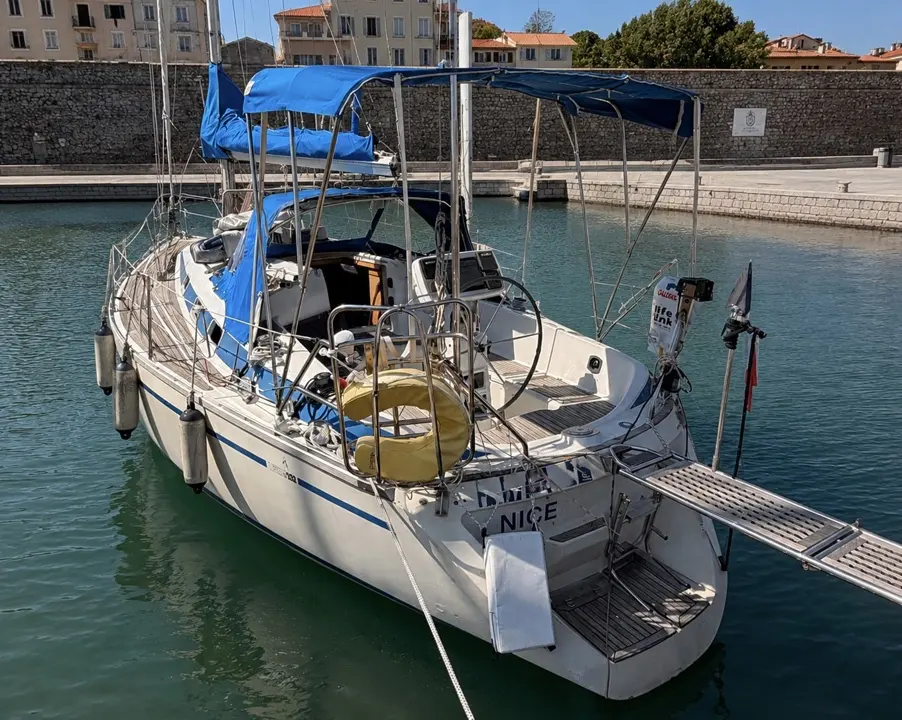 Bavaria 320 Sportline — Voilier blanc amarré dans un port, vu de trois quarts arrière.