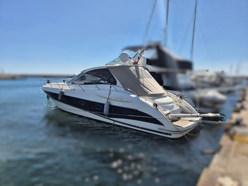 Gobbi Atlantis 47 — Bateau à moteur blanc amarré dans un port, vu de trois quarts arrière.