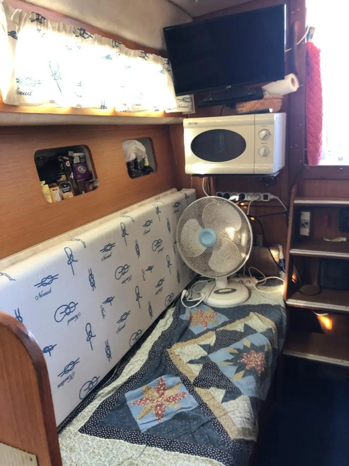 Arcoa 970 FB — Couchette intérieure avec télévision, micro-ondes et ventilateur.