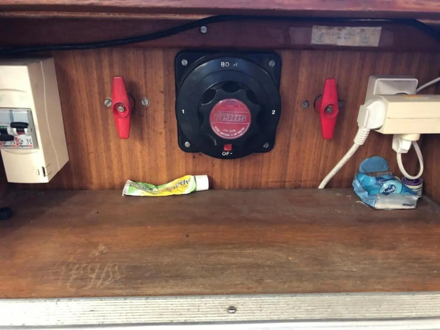 Arcoa 970 FB — Tableau électrique et sélecteur de batterie installés sur une cloison en bois.