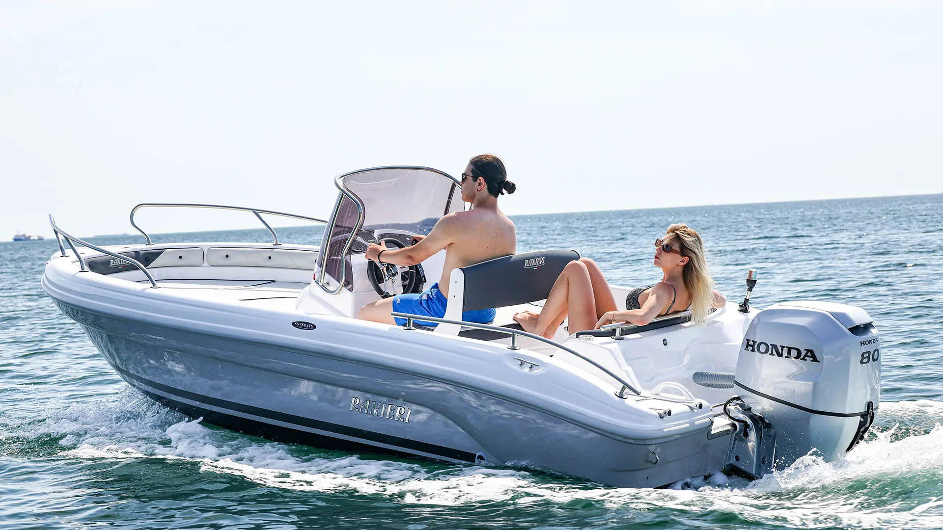 Ranieri Soverato — Bateau à moteur blanc naviguant en mer avec deux personnes à bord.