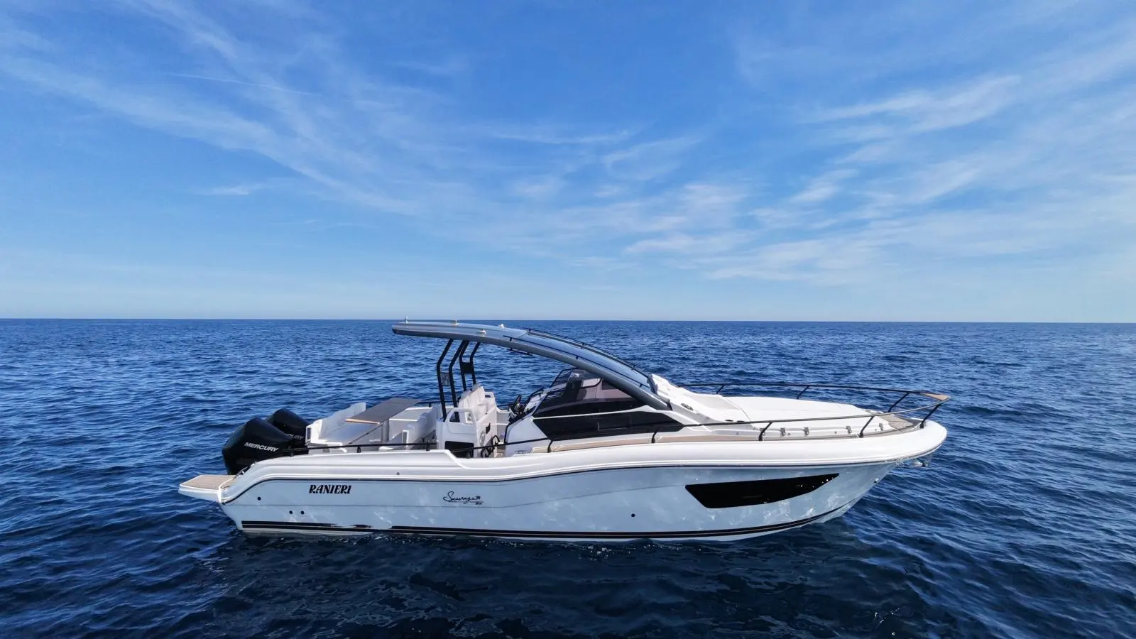 Ranieri Sauvage 34 Spider — Bateau Ranieri blanc vu de profil sur la mer.
