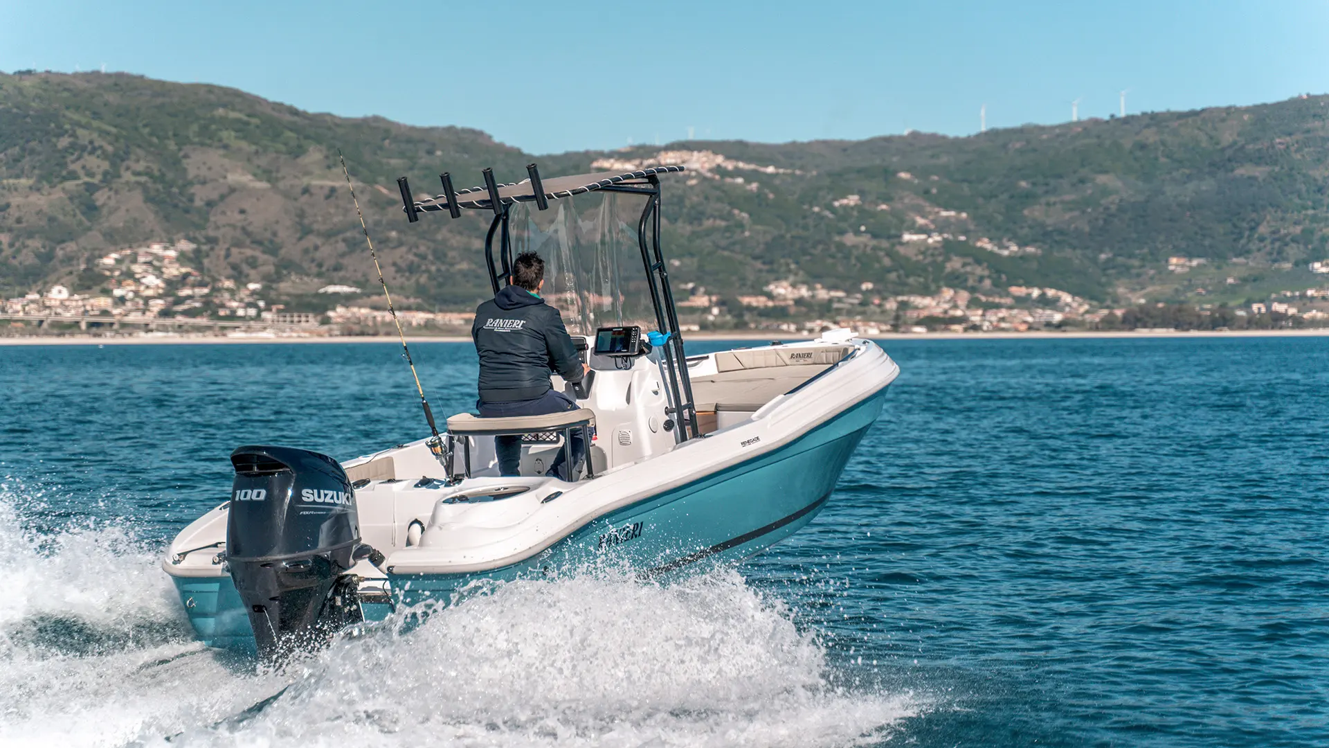 Ranieri Renegade — Bateau à moteur naviguant au large d'une côte montagneuse.