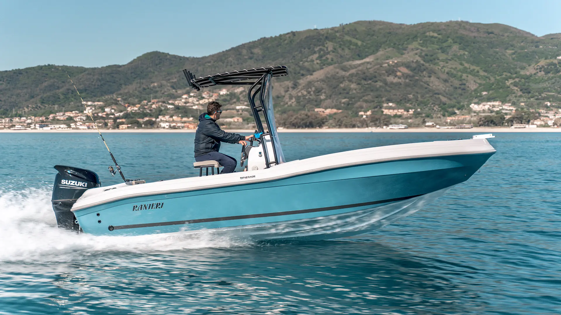 Ranieri Renegade — Bateau Ranieri turquoise naviguant près d’une côte montagneuse.