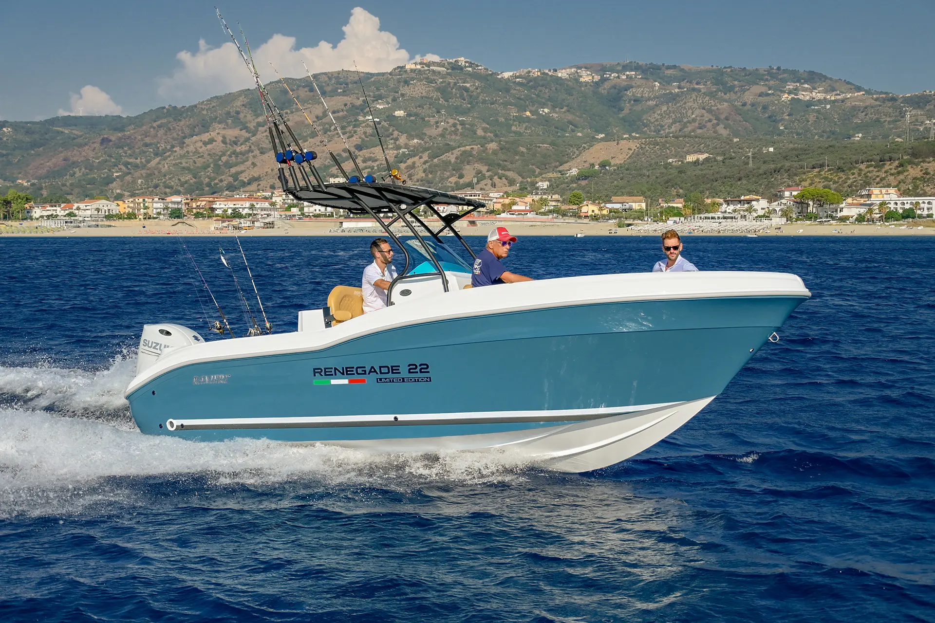 Ranieri Renegade — Bateau à moteur en navigation, trois personnes à bord, devant une côte montagneuse.