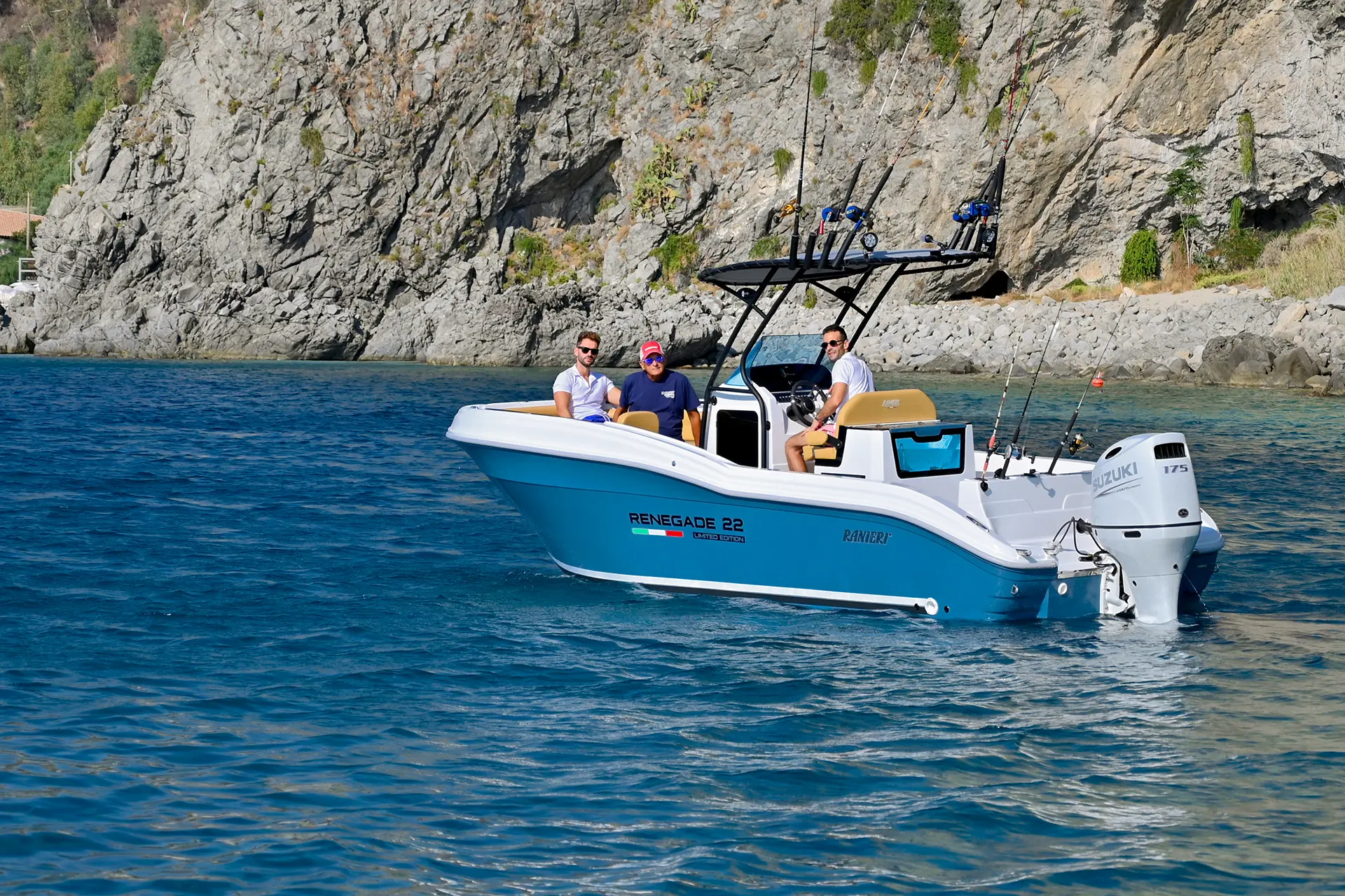 Ranieri Renegade — Bateau à moteur bleu et blanc naviguant près d'une côte rocheuse.