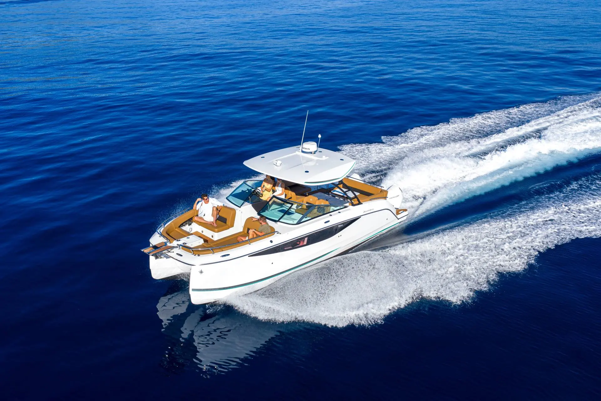 Jeanneau TH 33 — Bateau à moteur blanc naviguant à grande vitesse sur une mer bleue.