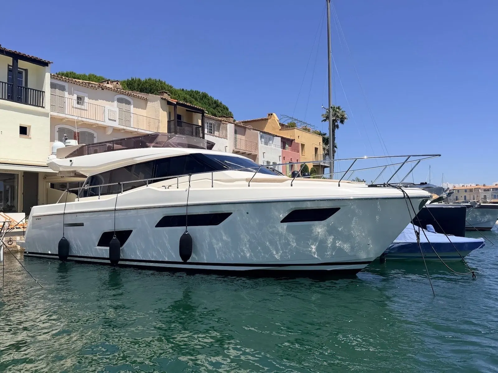 Ferretti 450 — Bateau à moteur blanc amarré dans un port, vu de profil par tribord.