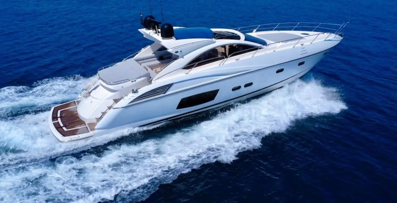 Sunseeker Predator 60 — Bateau à moteur blanc naviguant en mer, photographié en vue aérienne trois-quarts.