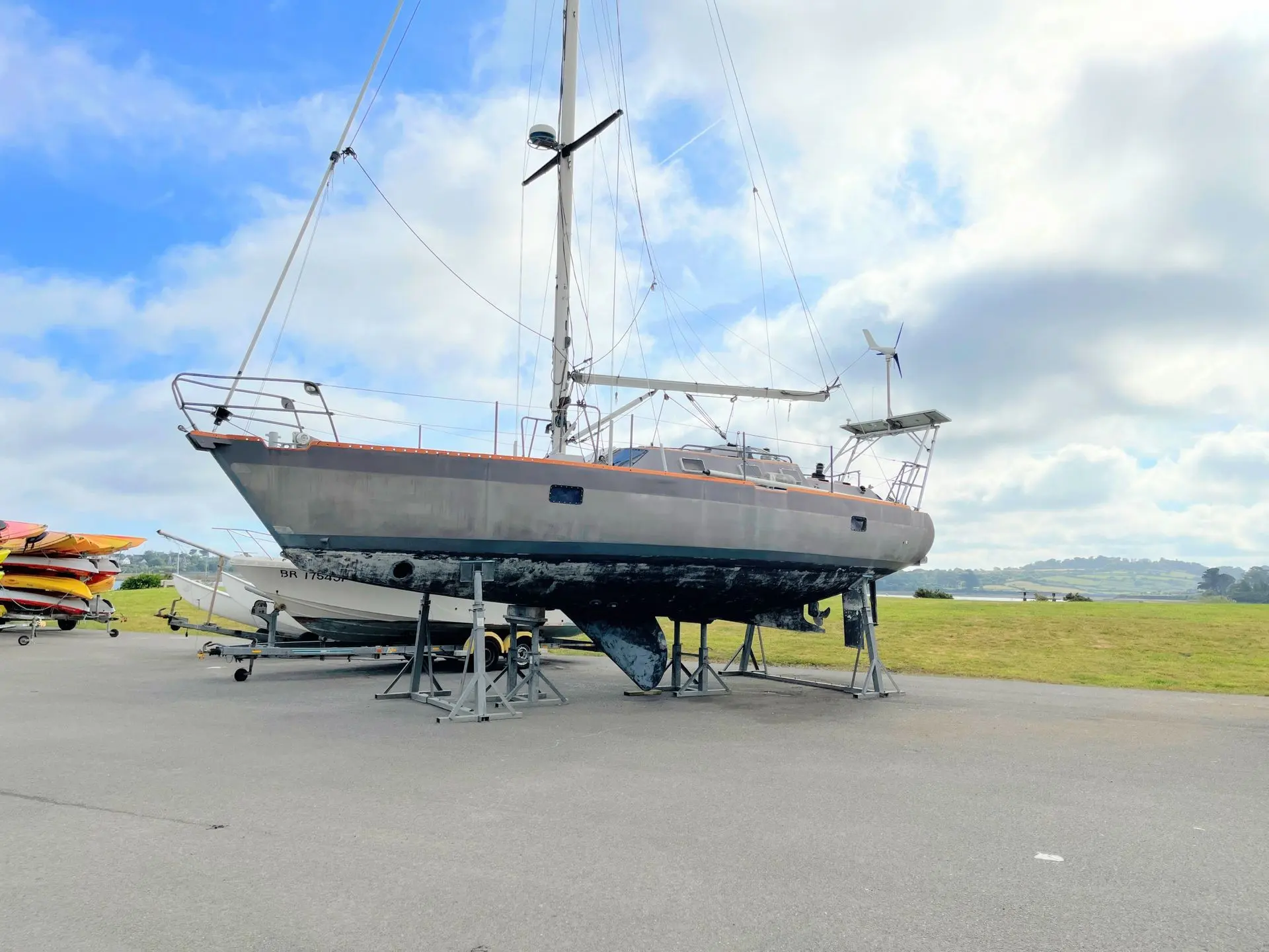 Garcia CARAMBOLA — Voilier monocoque vu de trois quarts, posé sur des bers à terre.