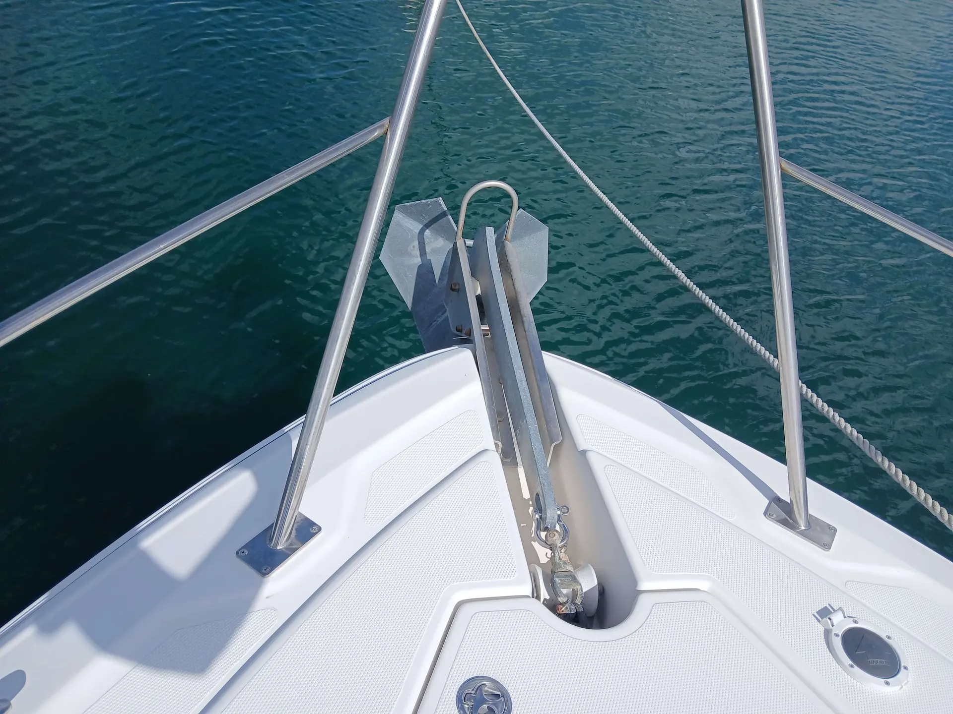 Cruisers Yachts 415 — Vue de la proue et du système d’ancrage du bateau sur l’eau.