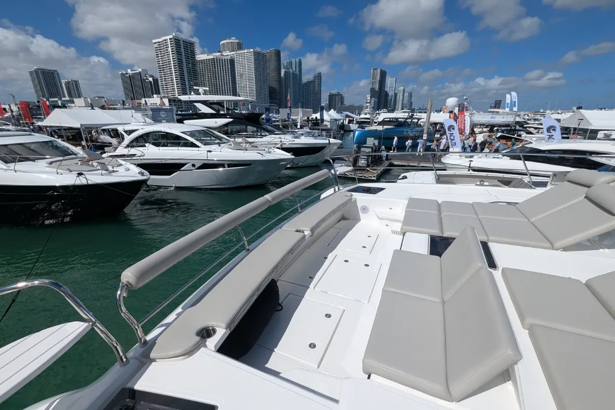 Aquila 50 — Vue de l’avant d’un bateau exposé dans une marina, avec d’autres bateaux en arrière-plan.