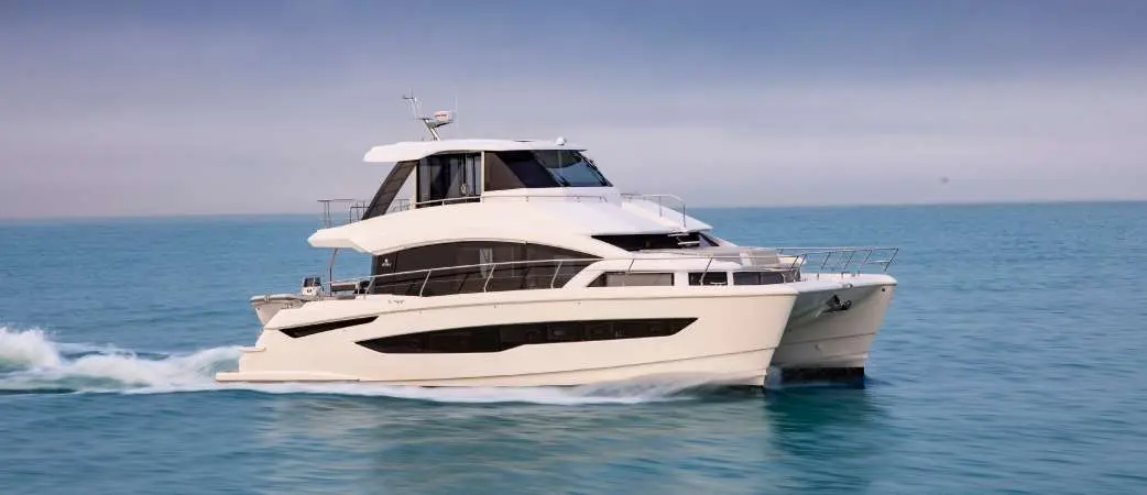 Aquila 54 — Catamaran à moteur blanc naviguant en mer, vu de trois quarts bâbord.