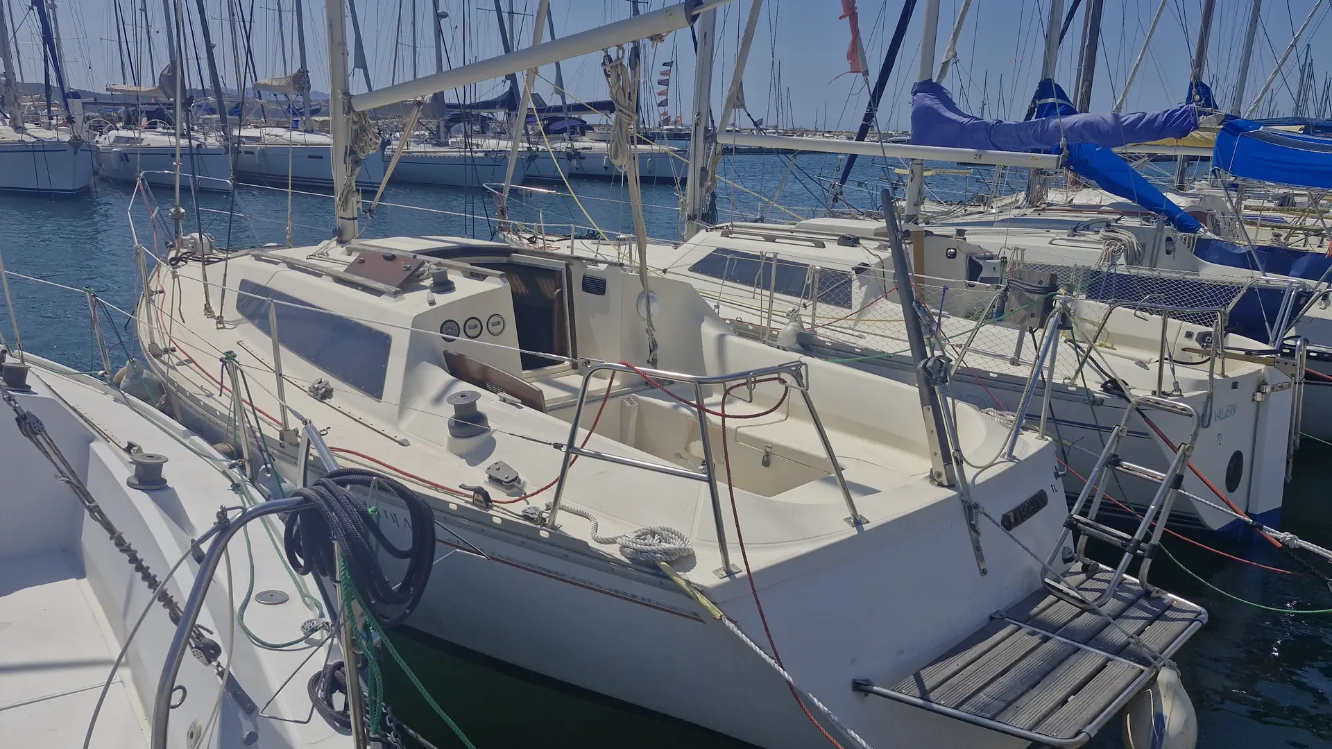 Jeanneau Arcadia — Voilier blanc amarré dans une marina, vu de trois quarts depuis le quai.