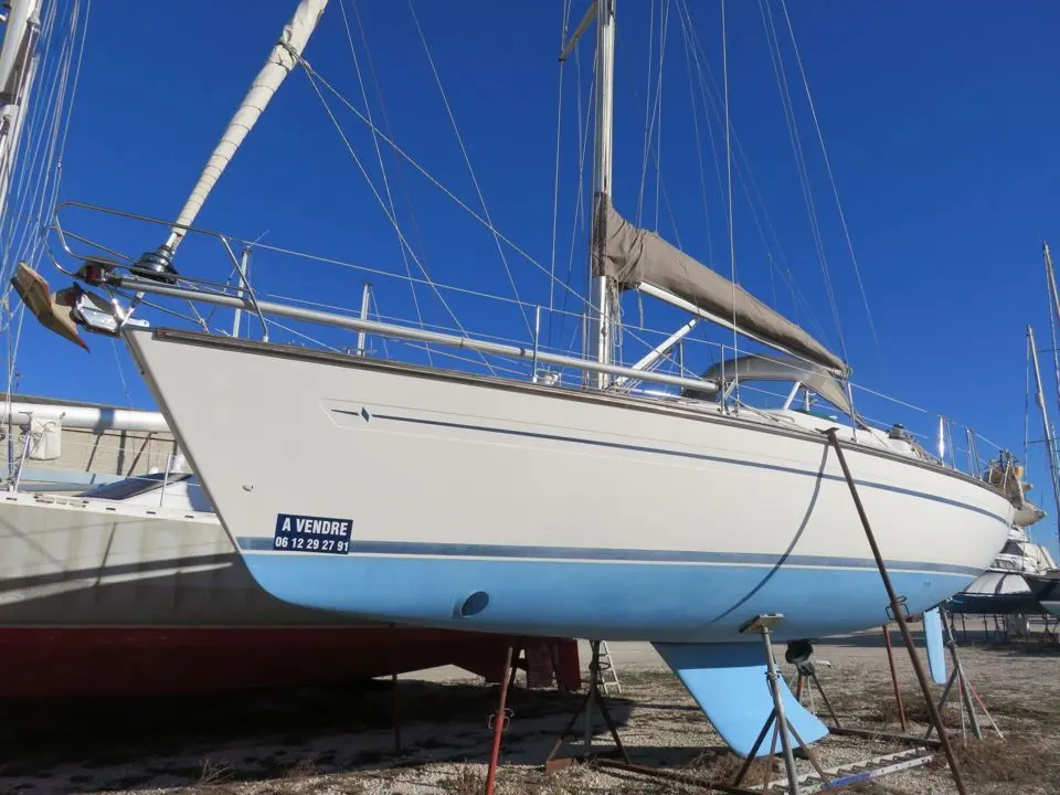 Bavaria OCEAN 40 CC — Voilier photographié à terre, vu de trois quarts côté tribord.