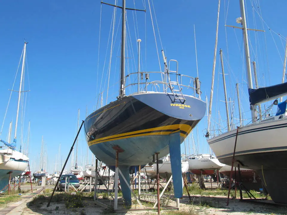Baltic Yachts Baltic 37 — Voilier vu de l’avant, posé sur bers dans une aire de stockage à sec.
