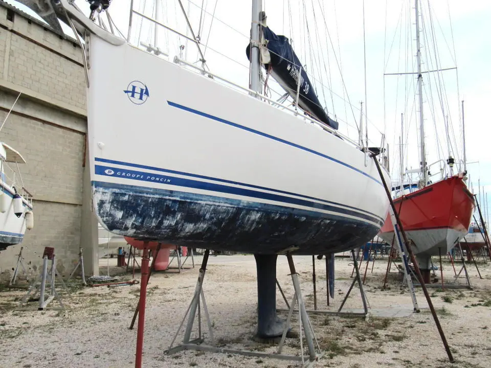 Poncin Yachts Harmony 38 — Voilier blanc présenté à terre sur bers dans un chantier naval.