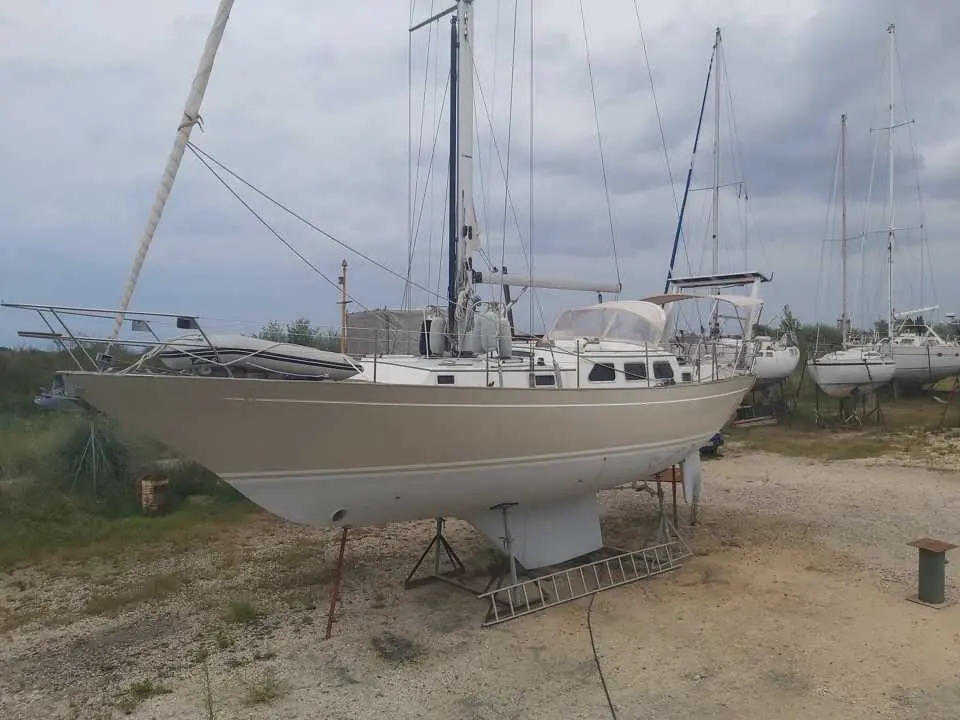 Belliure 40 — Voilier beige vu de trois quarts, posé à terre dans un chantier nautique.