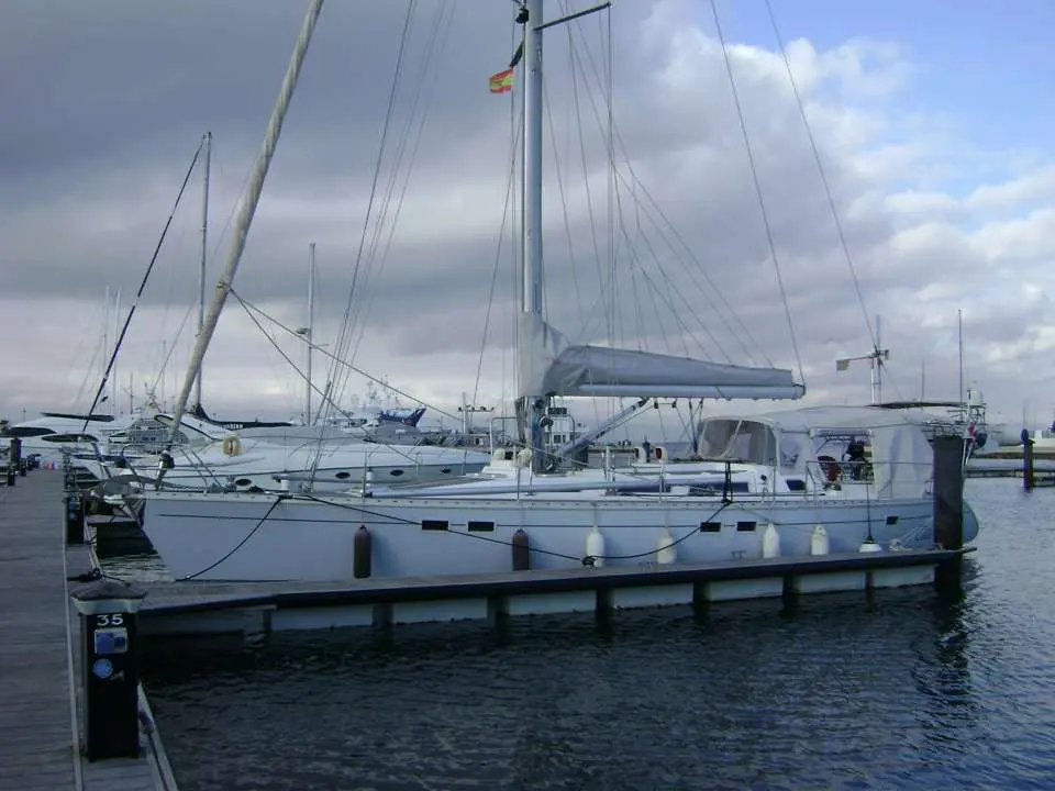 Jeanneau Sun Odyssey 51 — Voilier blanc amarré dans une marina, vu de profil.