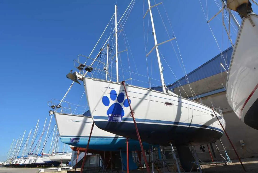 Bavaria 47 — Voilier blanc à l’arrêt sur bers dans un chantier naval.