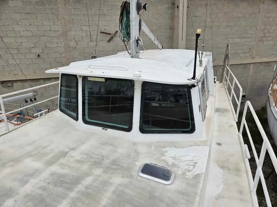 Meta Jnf 39 — Vue du toit et de la timonerie d’un bateau à quai.
