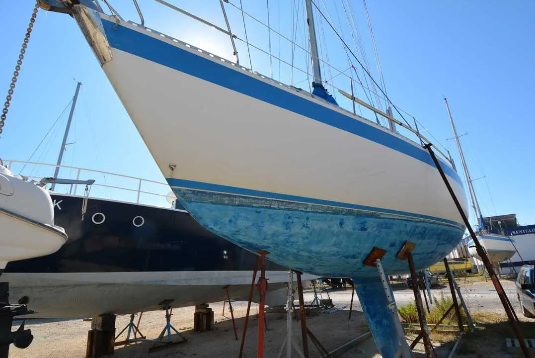 Wauquiez Centurion 38 — Voilier photographié à terre, sur ber, montrant sa coque et sa quille.