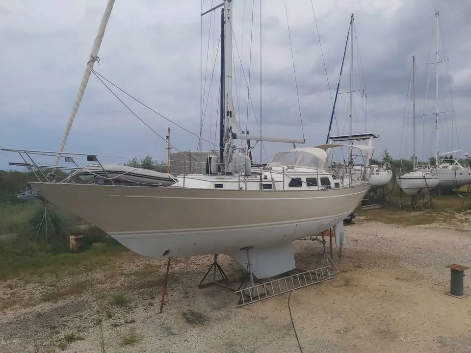 Belliure 40 — Voilier vu de trois quarts à terre, sur bers dans un chantier naval.