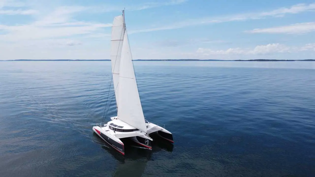 Neel Trimarans Neel 45 — Voilier multicoque vu en trois-quarts arrière sur une mer calme.
