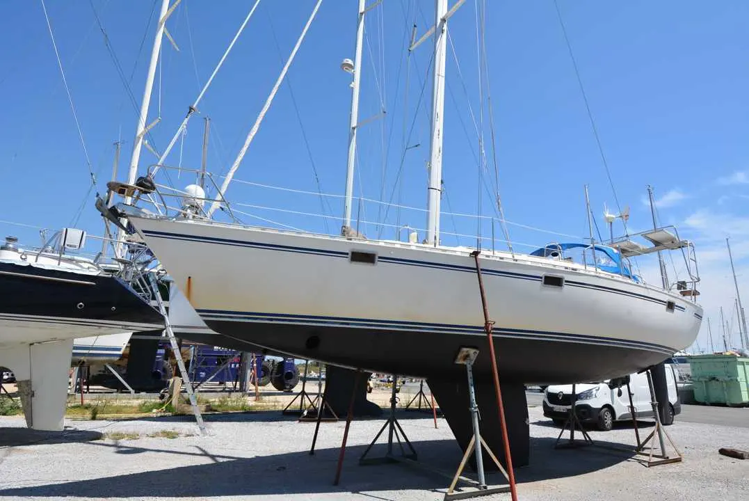 Gibert Marine Gib Sea 402 — Voilier blanc présenté à terre sur bers dans une zone de maintenance nautique.