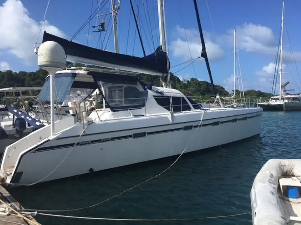 Alliaura Marine Privilege 465 — Catamaran blanc amarré dans une marina, photographié de trois quarts.