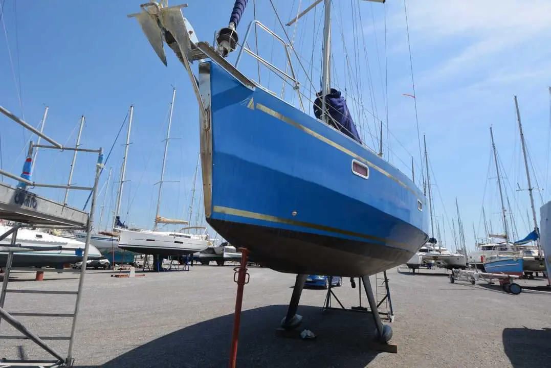 Fora Marine RM 1050 — Voilier bleu à sec sur berceau dans un chantier nautique.