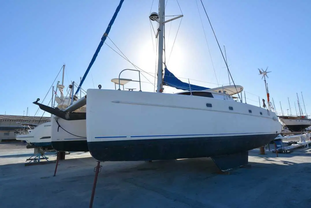 Fountaine Pajot Belize 43 — Voilier blanc photographié à terre dans un chantier nautique.
