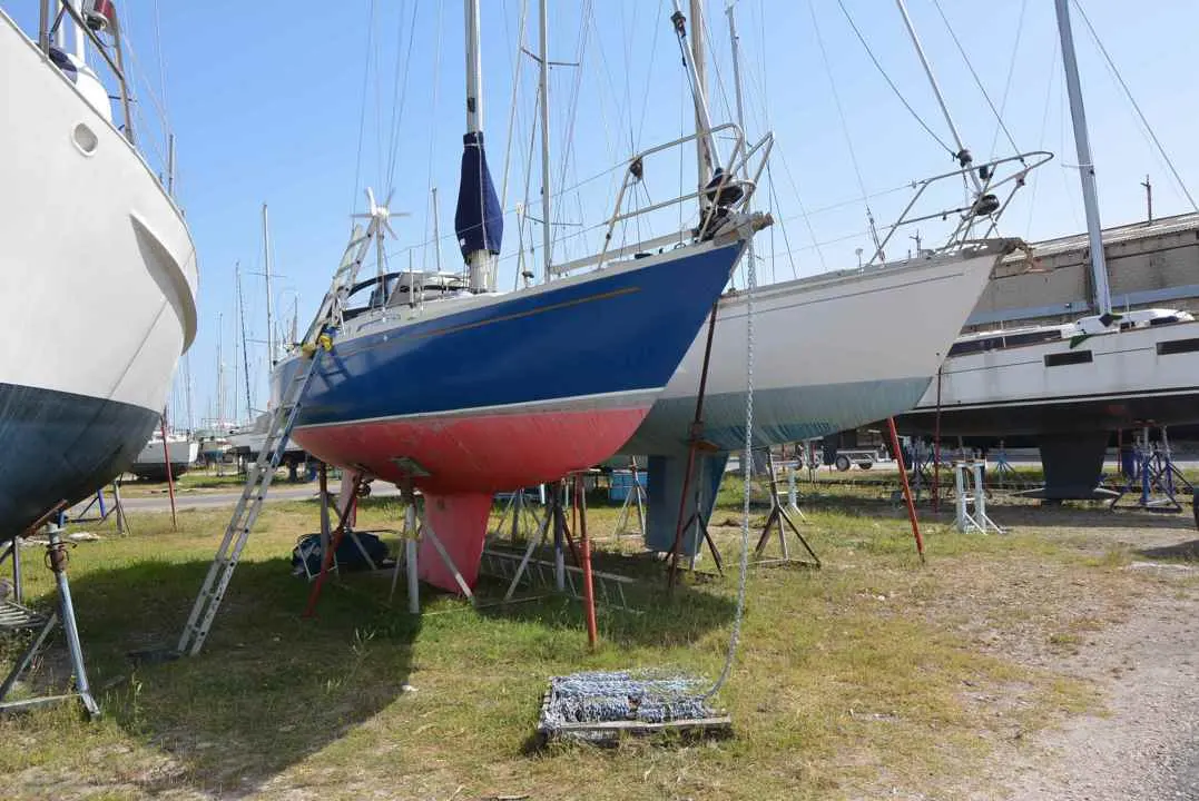 Albin Marine Ballad — Voilier bleu et rouge présenté à terre dans un chantier nautique.