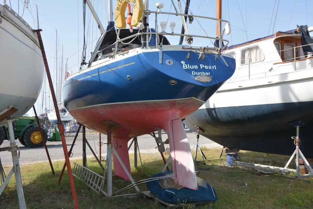 Albin Marine Ballad — Voilier bleu et blanc nommé Blue Pearl, photographié sur ber dans un chantier naval.