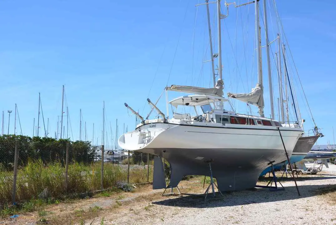 Kirie Fifty 40 — Voilier blanc à deux mâts présenté à terre dans un chantier nautique.