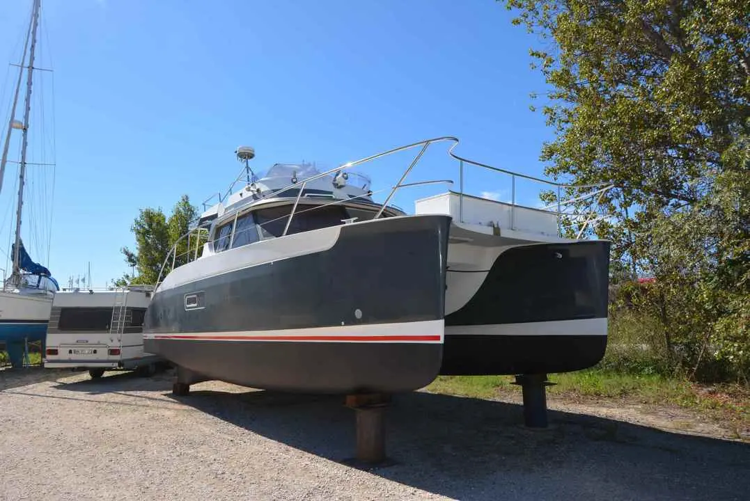Fountaine Pajot Highland 35 — Catamaran à moteur noir et blanc photographié à terre, vu de trois quarts avant.
