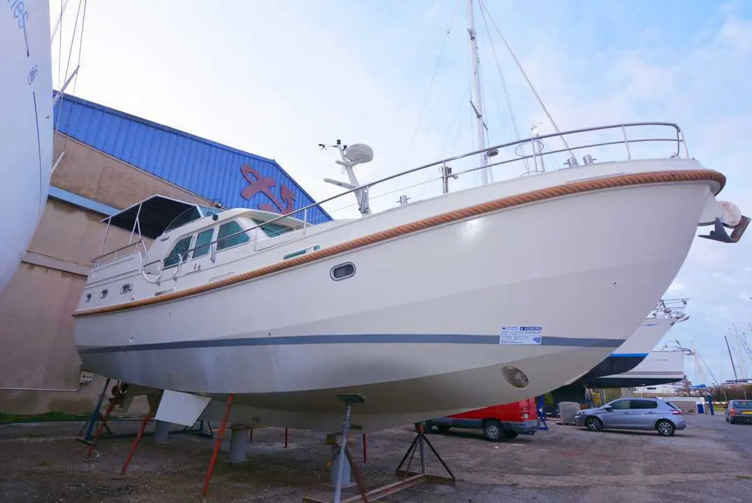Linssen 470 Grand Sturdy — Bateau blanc photographié à terre, vu de trois quarts avant.