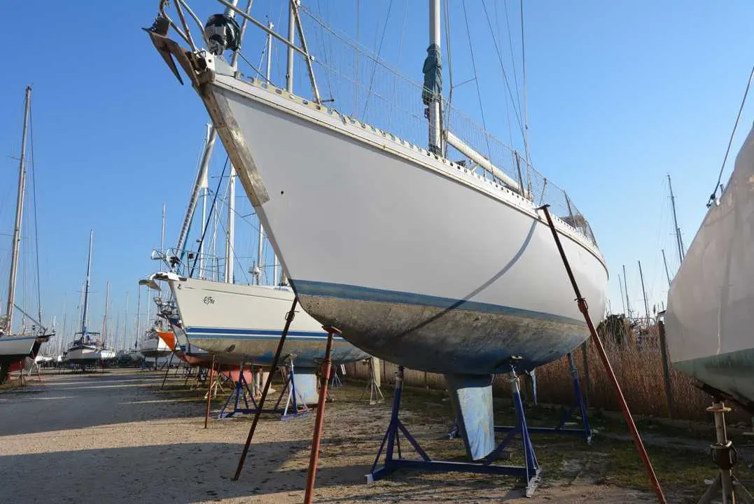 Gibert Marine Gib Sea 116 — Voilier blanc à deux mâts présenté sur bers dans un chantier nautique.