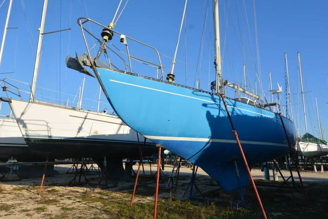 Delph 44 — Voilier bleu à quille longue, posé sur bers dans un chantier naval.