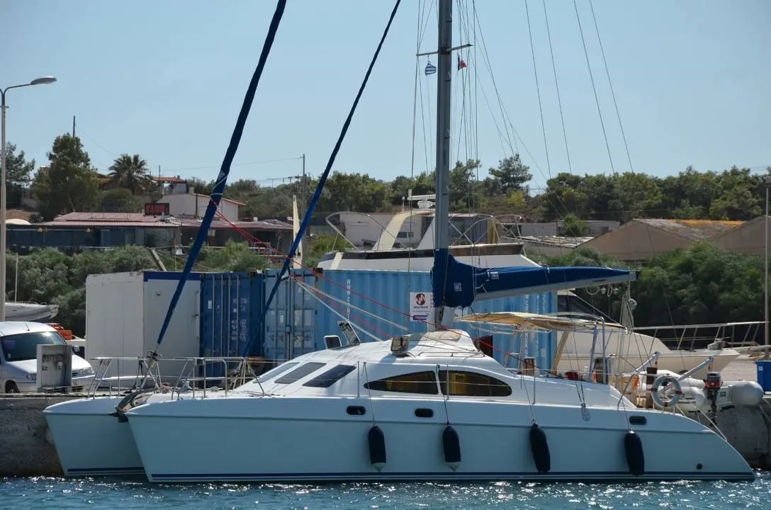 Prout 38 — Catamaran blanc photographié de profil dans un port, avec ses voiles ferlées.