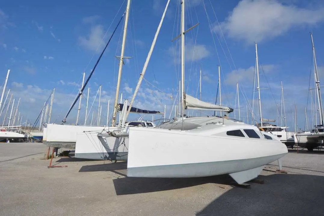 Labbe Cite D'aleth Ii — Catamaran blanc à voile présenté à terre dans un port de plaisance.