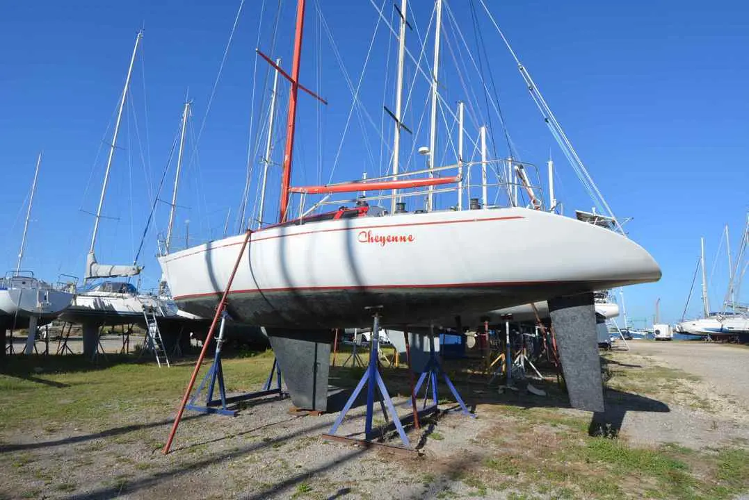 Fountaine Pajot Prototype One Tonner — Catamaran blanc à coque rouge, posé sur bers dans un chantier nautique.