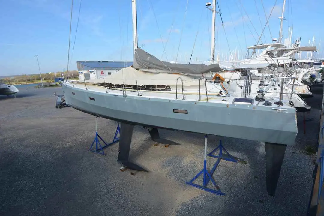 Technologie Marine Kobe 43 — Voilier présenté à terre sur bers, avec mât et voiles protégées.